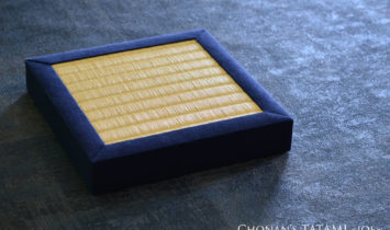 濃紺の遠州綿紬と黄金色の龍鬢表を使用した伝統的ミニ畳。静寂の中に映える美しい佇まい