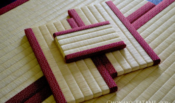 フルオーダーミニ畳 セット。畳表は熊本産天然い草の龍鬢表（りゅうびんおもて）を使用。畳縁は濃いエンジ色の青海波（せいがいは）柄。