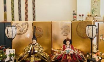 東昭齊秀月モリヤ人形の親王飾り。フルオーダーミニ畳台に飾られた雛人形