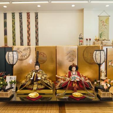 東昭齊秀月モリヤ人形の親王飾り。フルオーダーミニ畳台に飾られた雛人形