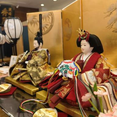 東昭齊秀月モリヤ人形の親王飾り。フルオーダーミニ畳台に飾られた雛人形